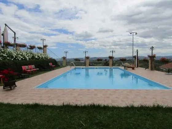 Tek Büyük Yataklı Oda, Havuz Manzaralı (Desiderio)