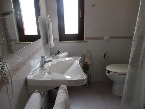 Tek Büyük Yataklı Oda, Havuz Manzaralı (Desiderio)