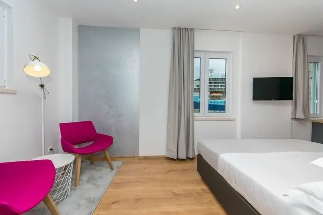 Deluxe Tek Büyük veya İki Ayrı Yataklı Oda, 1 Çift Kişilik veya 2 Tek Kişilik Yatak, Denize Bakan