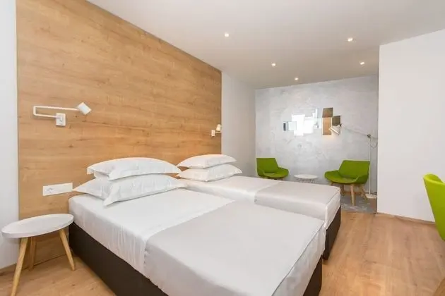 Deluxe Tek Büyük veya İki Ayrı Yataklı Oda, 1 Çift Kişilik veya 2 Tek Kişilik Yatak, Denize Bakan