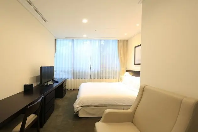2-Bedroom Premiere Apartment with Kitchen:Extra person(over 6-year-old)will be charged upon check-in