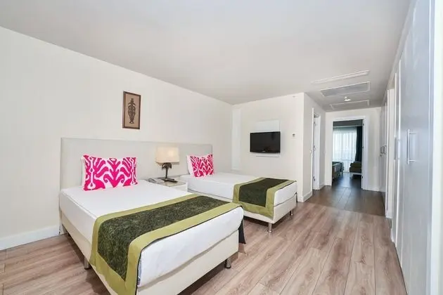 Orange Family Room - 2 Bedroom