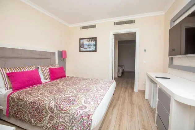 https://images.etstur.com/files/images/hotelImages/TR/209932/l/Orange-County-Resort-Hotel-Belek-Oda-345787.jpg