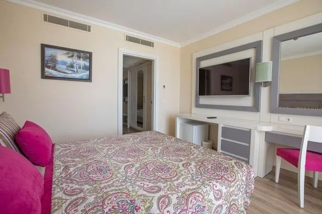 https://images.etstur.com/files/images/hotelImages/TR/209932/l/Orange-County-Resort-Hotel-Belek-Oda-345788.jpg