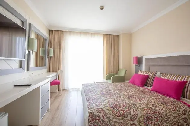 https://images.etstur.com/files/images/hotelImages/TR/209932/l/Orange-County-Resort-Hotel-Belek-Oda-345790.jpg