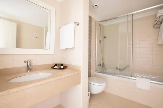 https://images.etstur.com/files/images/hotelImages/TR/209932/l/Orange-County-Resort-Hotel-Belek-Oda-345792.jpg