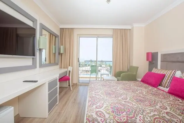 https://images.etstur.com/files/images/hotelImages/TR/209932/l/Orange-County-Resort-Hotel-Belek-Oda-345793.jpg