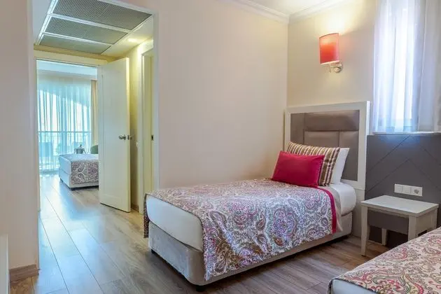 https://images.etstur.com/files/images/hotelImages/TR/209932/l/Orange-County-Belek-Oda-369566.jpg