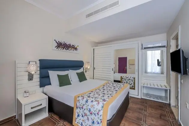 https://images.etstur.com/files/images/hotelImages/TR/92979/l/Orange-County-Kemer---Adult-Only--18-Oda-372319.jpg