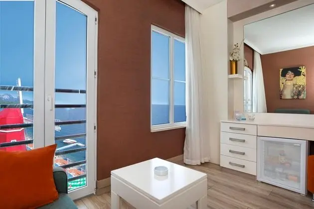 https://images.etstur.com/files/images/hotelImages/TR/92979/l/Orange-County-Kemer---Adult-Only--18-Oda-372329.jpg