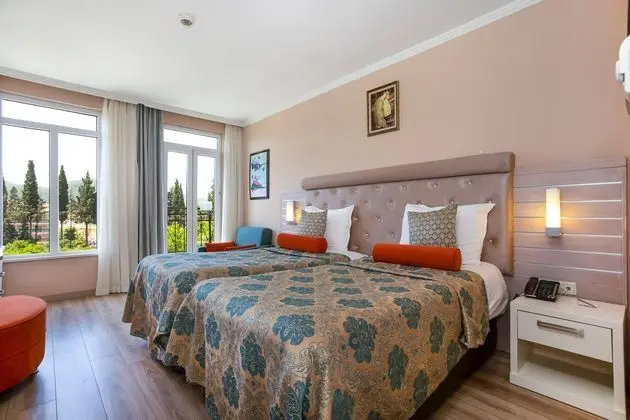 https://images.etstur.com/files/images/hotelImages/TR/92979/l/Orange-County-Resort-Hotel-Kemer-Oda-307088.jpg