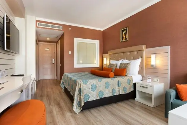 https://images.etstur.com/files/images/hotelImages/TR/92979/l/Orange-County-Resort-Hotel-Kemer-Oda-345933.jpg