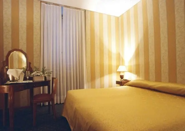 Büyük Yataklı Tek Kişilik Oda