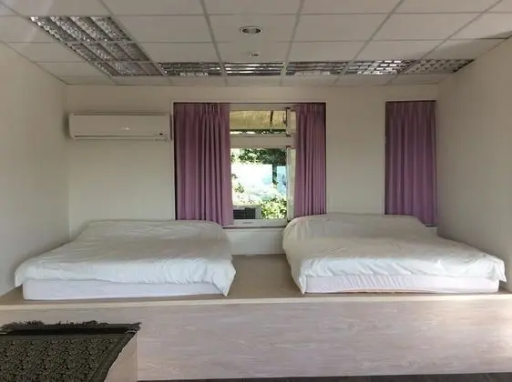Dört Kişilik Oda, Deniz Manzaralı