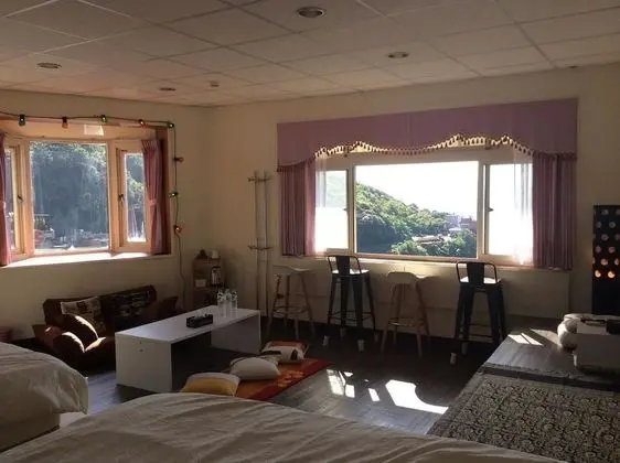 Dört Kişilik Oda, Deniz Manzaralı