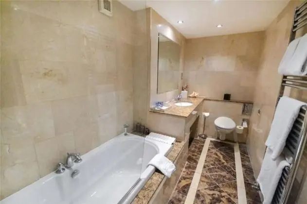 Deluxe Ev, Banyolu/Duşlu (Full House Rental)