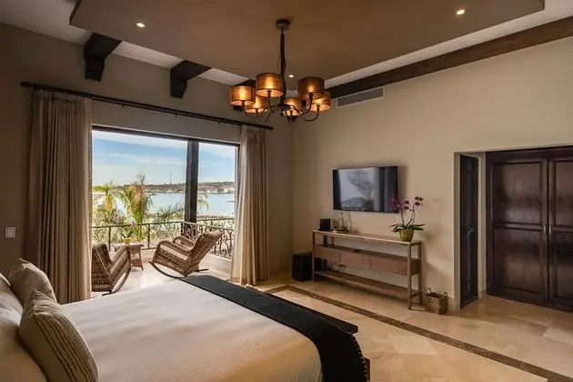 Deluxe Ocean View Suite King