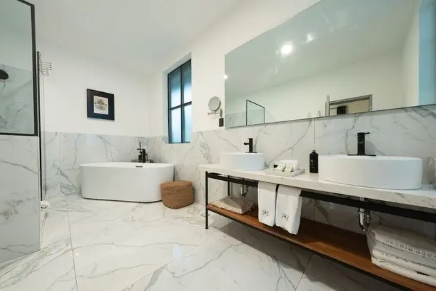 Master Suite, 1 King Bed, Bathtub