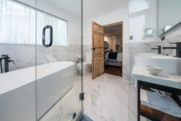 Master Suite, 1 King Bed, Bathtub
