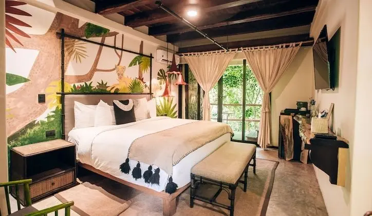 Jungle Suite w/private bathtub