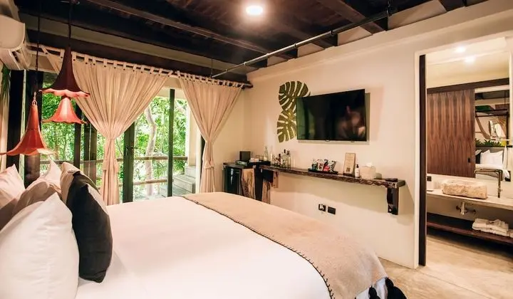 Jungle Suite w/private bathtub