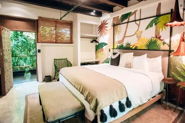 Jungle Suite w/private bathtub