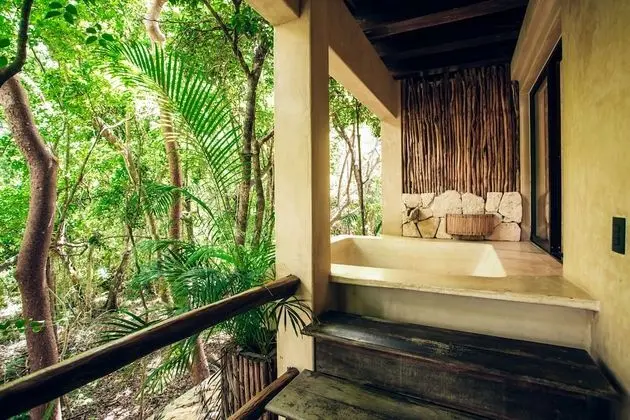Jungle Suite w/private bathtub
