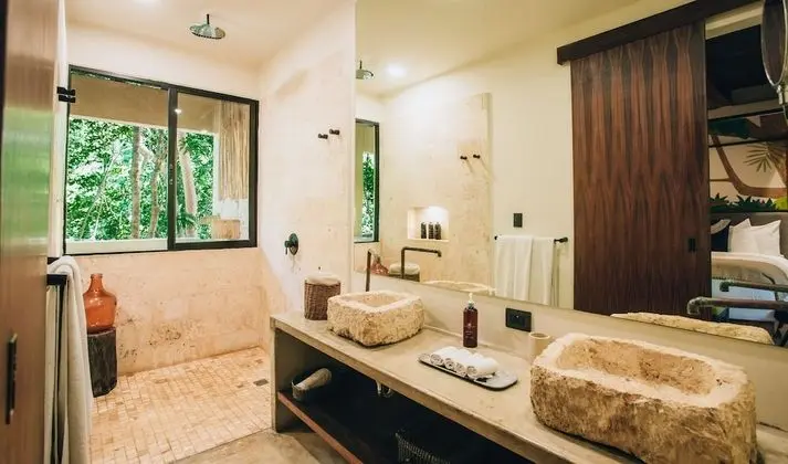 Jungle Suite w/private bathtub