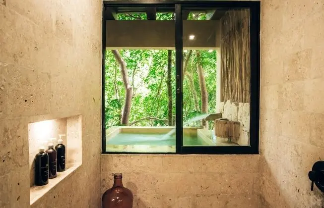 Jungle Suite w/private bathtub