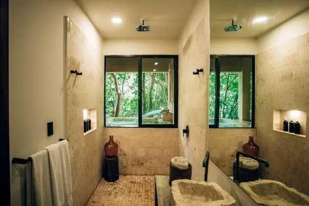 Jungle Suite w/private bathtub