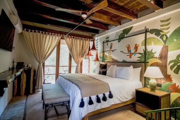 Jungle Suite w/private bathtub
