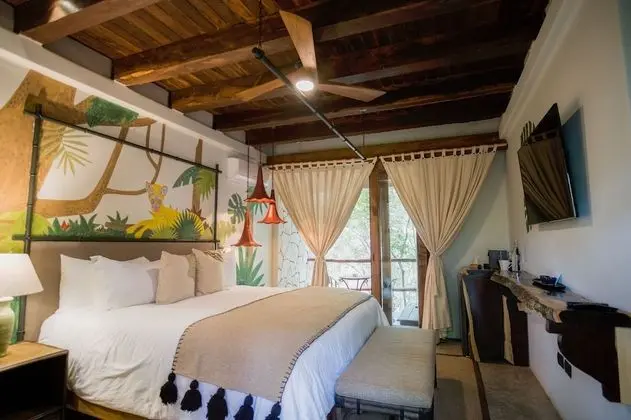 Jungle Suite w/private bathtub