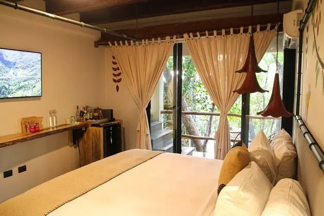 Jungle Suite w/private bathtub