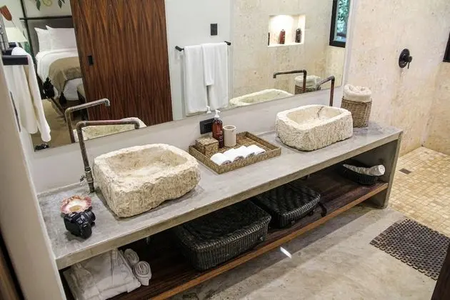 Jungle Suite w/private bathtub