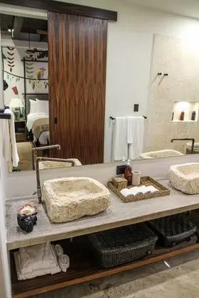 Jungle Suite w/private bathtub