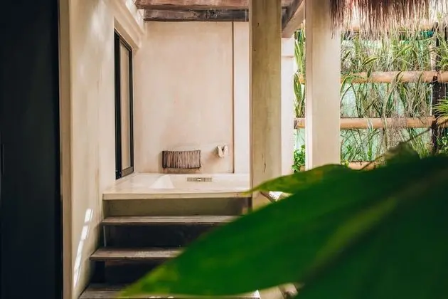 Master Luxury Suite w/private bathtub 2nd Floor