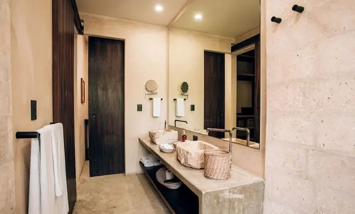 Master Luxury Suite w/private bathtub 2nd Floor