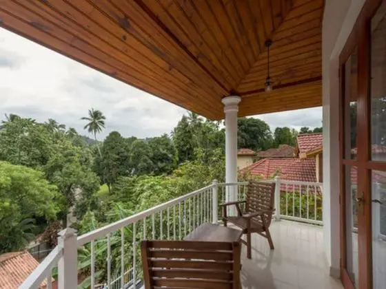 Deluxe Üç Kişilik Oda, Balkon, Havuz Manzaralı
