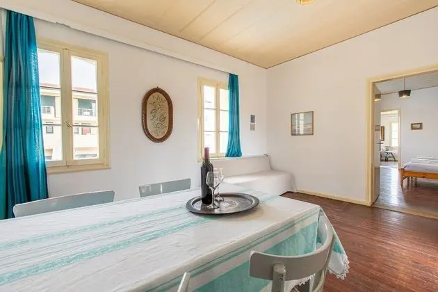 Traditional Apart Daire, Deniz Manzaralı