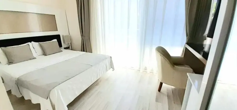 Standard Kara Manzaralı Oda