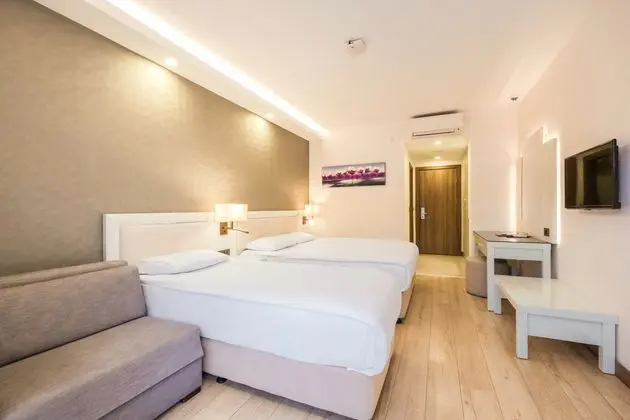https://images.etstur.com/imgproxy/resize/2560x1440/files/images/hotelImages/etsrooms/503290/Orka_Village_Hisaronu_20250404130607_0.jpg
