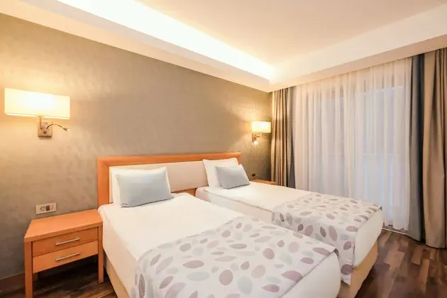 https://images.etstur.com/imgproxy/resize/2560x1440/files/images/hotelImages/etsrooms/503290/Orka_Village_Hisaronu_20250404130650_3.jpg