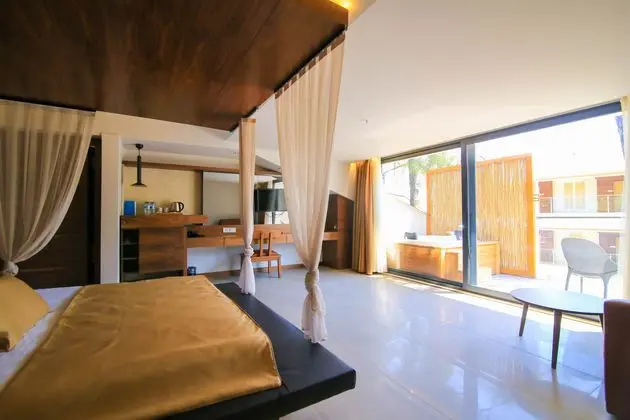 https://images.etstur.com/imgproxy/resize/2560x1440/files/images/hotelImages/etsrooms/535/Orka_Lotus_Beach_20241223155539_3.jpg