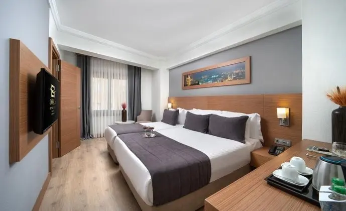 Bağlantılı Oda, Şehir Manzaralı