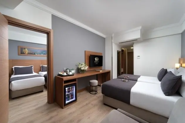 Bağlantılı Oda, Şehir Manzaralı