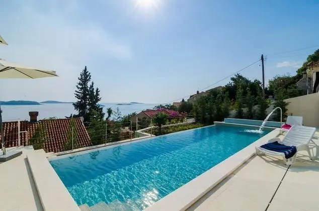 Villa (Five Bedroom Villa with Swimming Pool)