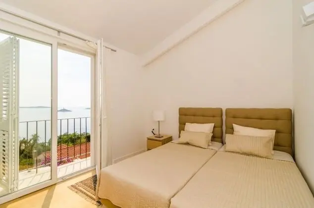 Villa (Five Bedroom Villa with Swimming Pool)