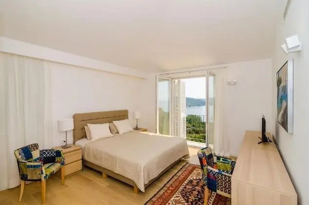 Villa (Five Bedroom Villa with Swimming Pool)