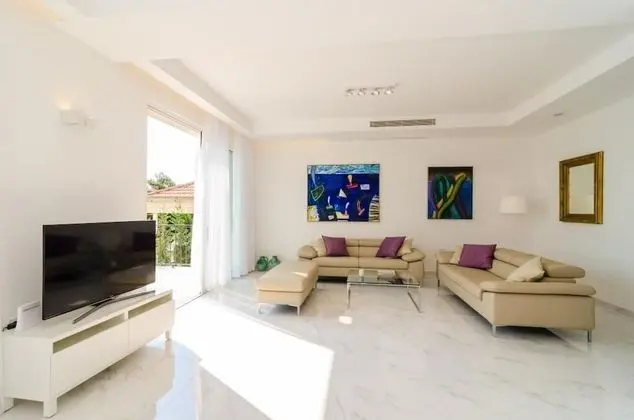 Villa (Five Bedroom Villa with Swimming Pool)