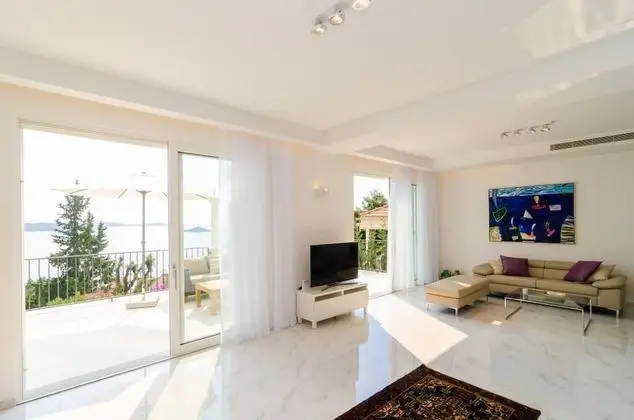 Villa (Five Bedroom Villa with Swimming Pool)